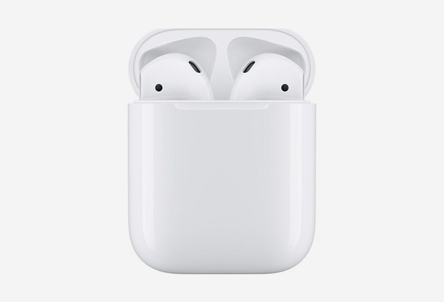 Навушники Apple AirPods з чохлом-акумулятором