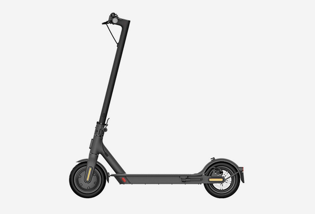 Чорний електросамокат Xiaomi Mi Electric Scooter Essential